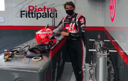 Pietro Fittipladi se chystá na start závodu F1. Dědeček Emerson je právem hrdý